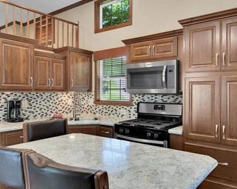 Lovely 1BR Cottage with Loft - Pigeon Forge - Cocina