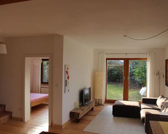 Top apartment 2 with garden in Alvesen / Ehestorf / Vahrendorf / Rosengarten / Hamburg - Rosengarten - Living room