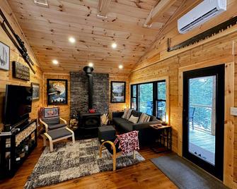 5R Cozy log chalet in fantastic location. Ski, snowshoe, fish, explore! AC, pet friendly! - Bethlehem - Soggiorno
