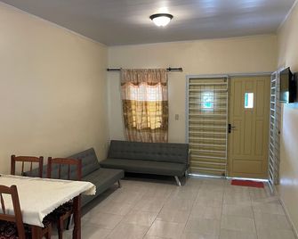 `miur Vakantiewoningen 3 - Paramaribo - Huiskamer