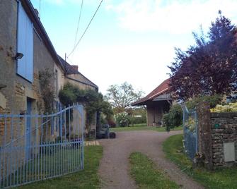 With family or friends, space, tranquility, nature and comfort. Up to 8 people - Clamecy - Extérieur