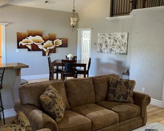 Beautiful And Relaxing Guest House!! - Redding - Living room