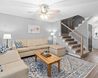 1-Mile to Downtown Clarksville Queen-City Comfort - Clarksville