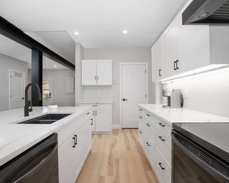 Beautiful Waterfront Cottage - Kingsville - Kitchen