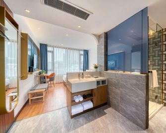 Fm Bleisure Hotel Luzhou Southwest Medical University Shuijinggou Pedestrian Street - Luzhou - Bedroom