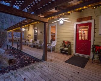 Moore House Inn & Cabins - Marlinton - Patio