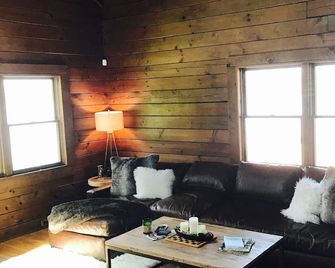 Waterfront Log Cabin and Boaters Paradise with Private Boat Dock Access - Parkersburg - Wohnzimmer