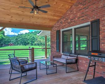 Pet-Friendly Riverfront Retreat w/ Hot Tub, Pool Table + Biltmore Pass - Canton - Patio