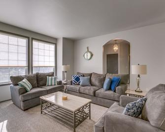 Beautiful home in downtown Eagle. Best location in Eagle! - Eagle - Living room