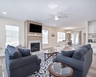 Luxurious Alberta Beach House w/ Historical Detail - Hampton - Oturma odası