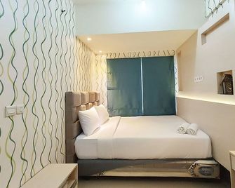 Good Deal and Comfy 1BR Vida View Apartment By Travelio - Makasar - Sypialnia
