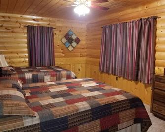 Large 3 Level Cabin located on 2 acres across the road from East Lake Okoboji - Spirit Lake - Habitación