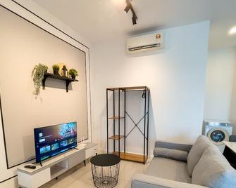 Highpark Suites at Petaling Jaya, Kelana Jaya by Plush - Petaling Jaya - Living room