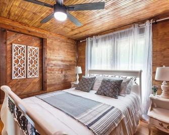 Sweetwater on the Range - New Reno Farm Getaway - High Springs - Bedroom