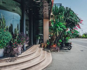 Bobby Executive - Sanremo - Extérieur