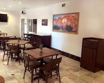 Adventure Awaits! 3 Units Near Navajo Nation Zoo and Botanical Park! W/ Pool! - Saint Michaels - Restaurant