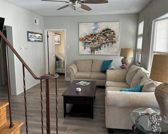 Avalon, First Floor Beautiful View On The Bay Over The 21street Bridge. Sleeps 8 - Avalon - Living room