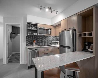 Cozy Rustic Condo in a Great Lake Louise Location! - Lake Louise - Kitchen