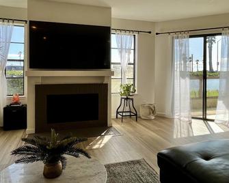 Beachfront Paradise - Port Hueneme - Living room