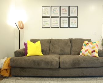 Experience Greenville charm near East Carolina University 1 mile away - Greenville - Wohnzimmer