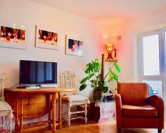 Lovely 2 Bedroom Apartment with Balcony and Sea views - Brighton - Living room