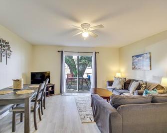 Airy Biloxi Condo with Patio Walk to Beach! - Biloxi - Living room
