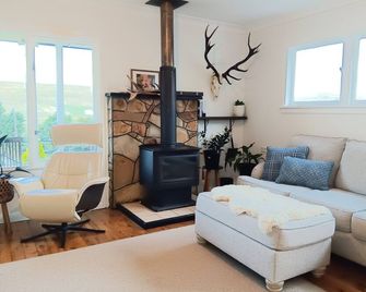 Cosy Cooma Holiday Home in the Snowy Mountains - Cooma - Sala de estar