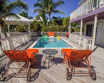 New Chalk Sound Home Bbq Pool Beach Steps Away - Providenciales - Uima-allas