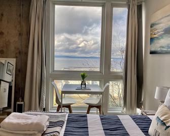 Alki Beach Studio Oasis- Quiet Escape & Sweeping Ocean Views. Parking & Ac. - Seattle - Bedroom