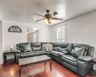 Pet-Friendly Silver Spring Home 2 Mi to Downtown! - 銀泉 - 客廳
