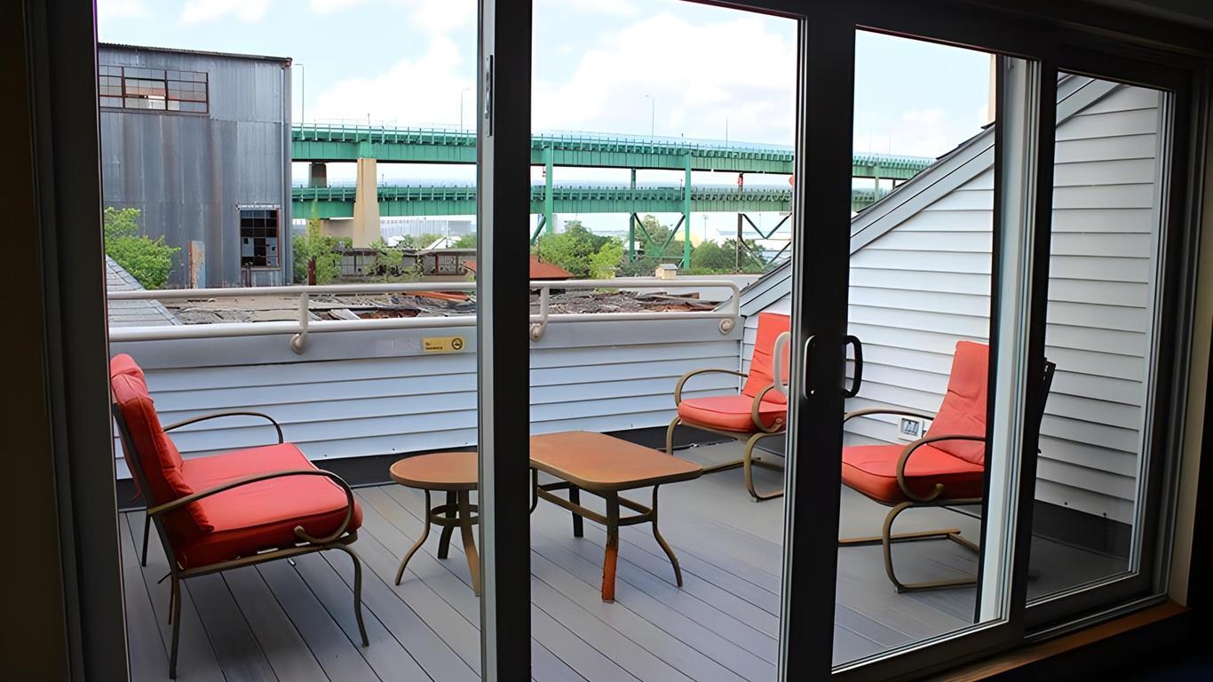 ذا كونستيتيوشن إن