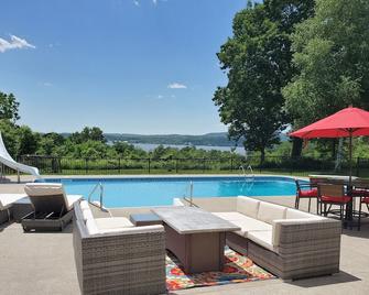 Beacon Retreat with Hudson River views and access to hiking trails and downtown! - Beacon - Pool