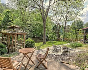Pet Friendly Renovated Farmhouse with a Serene Rushing Creek and a fenced yard! - Murphy - Patio