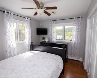 Candlewood Lake Grand Waterfront Oasis: A Luxurious Family Retreat - New Milford - Habitación