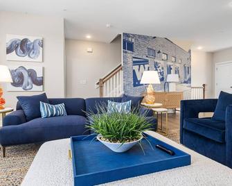 Sunset Grove - 2 Full Luxury Condos + Roof Deck, Personal Chef - Wake Forest - Wohnzimmer