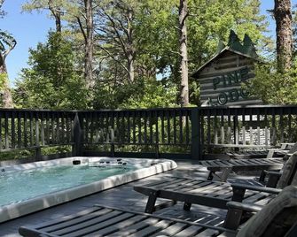 Adventure Cabin 1with 2 Queen Beds - Eureka Springs