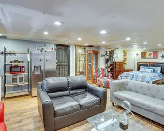 Dallas Studio with Home Office - 4 Mi to Fair Park! - Dallas - Wohnzimmer