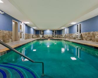 Holiday Inn Express Salinas, An IHG Hotel - Salina - Pool