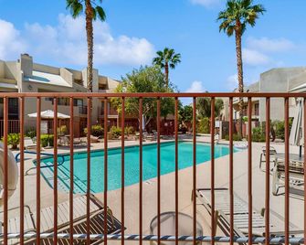 Stylish & Spacious Condo with Pool, Spa & Gym | Minutes to Golf - Paradise Valley - Piscine