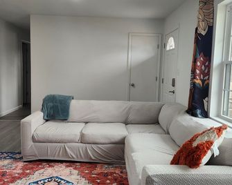 Cozy home nestled in small-town America - Macon - Sala de estar