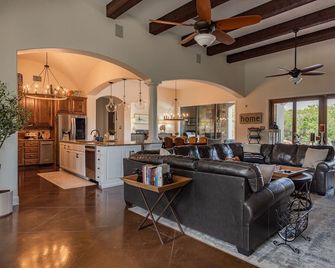 Lux Retreat 3600SqFt on 11Acres, Pool, 5min to Lake Travis,Theatre room, wet bar - Leander - Sala de estar