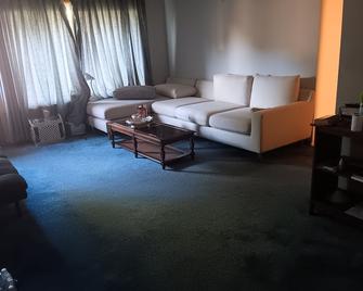 Cool place to stay in city. Walking distance from recreation centers. Many more - Columbus - Living room