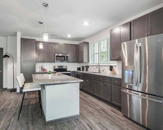 Luxurious King 3 Bedroom Suite in North Raleigh - Wake Forest - Keuken