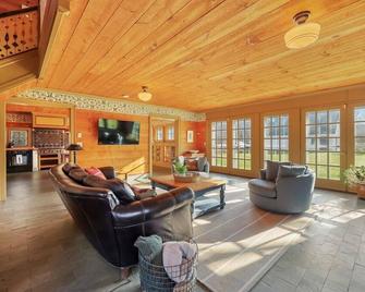 Elegant Mountain View Retreat By Evergreen Home - Williamstown - Вітальня