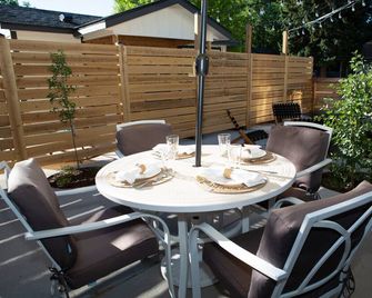 Cozy Bungalow Hot Tub & Fire Pit, Walk Downtown - Loveland - Terasa