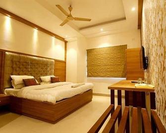 Hotel Sarin Inn - Varanasi - Schlafzimmer