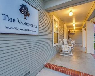 The Vanderbilt Mansion Apt 9 Near Downtown And Twu - Denton - Patio