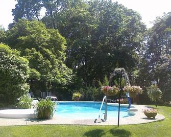 Magnificent Georgian Colonial With Pool Only Seven Miles To Manhattan - Hackensack - Pool