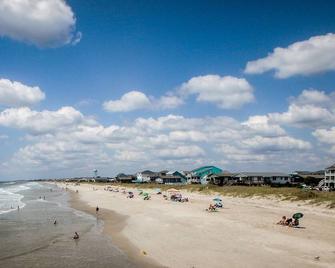 Anchor Inn Motel - Oak Island - Beach