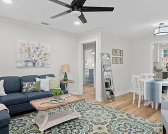 Cozy Cottage near Downtown Laurel! - Laurel - Living room